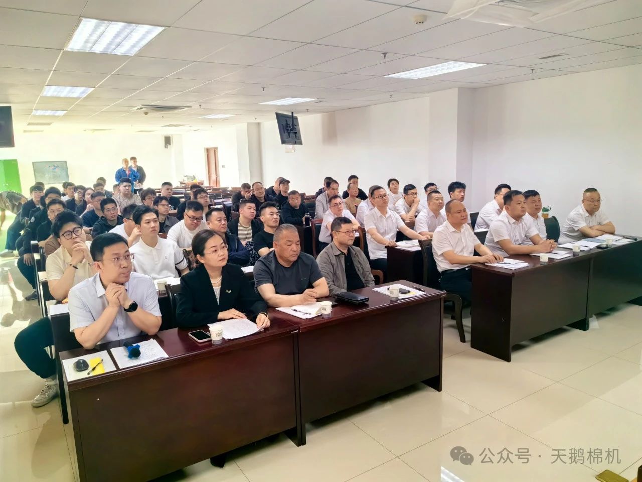 Kết thúc khóa đào tạo, các học viên đã vượt qua kỳ thi lý thuyết và được cấp chứng chỉ tốt nghiệp. Chương trình được thiết kế tỉ mỉ, kết hợp lý thuyết với thực hành thực tế này đã nhận được sự đánh giá cao từ cả doanh nghiệp hợp tác và học viên. Nó không chỉ thể hiện cam kết của Swan Corporation đối với Kết thúc khóa đào tạo, các học viên đã vượt qua kỳ thi lý thuyết và được cấp chứng chỉ tốt nghiệp. Chương trình được thiết kế tỉ mỉ, kết hợp lý thuyết với thực hành thực tế này đã nhận được sự đánh giá cao từ cả doanh nghiệp hợp tác và học viên. Nó không chỉ thể hiện cam kết của Swan Corporation đối với