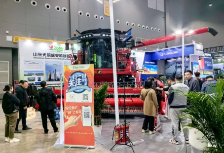 SDMJ Presents Flagship Agricultural Machinery At The Zhumadian Agricultural Machinery Exhibition.