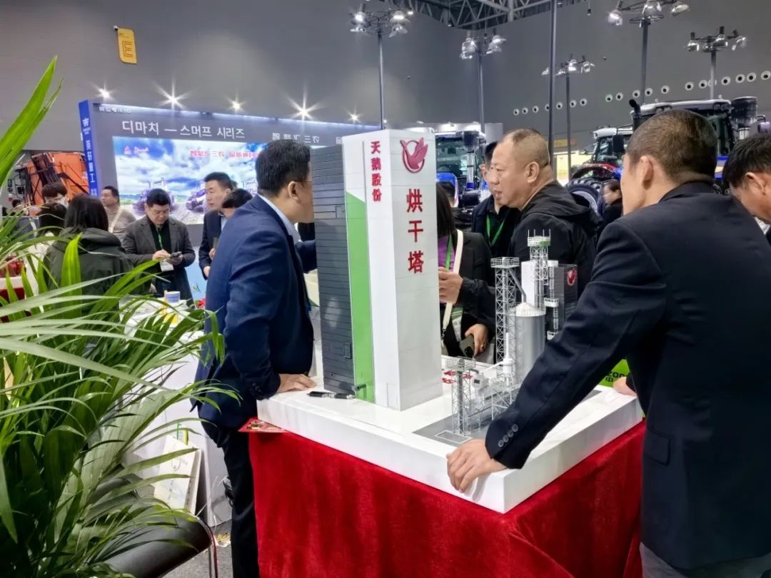 SDMJ presenta le macchine agricole di punta alla fiera delle macchine agricole di Zhumadian..jpg SDMJ presenta le macchine agricole di punta alla fiera delle macchine agricole di Zhumadian..jpg