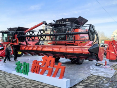 SDMJ präsentiert Flaggschiff-Landmaschinen auf der Landmaschinenmesse in Heilongjiang.